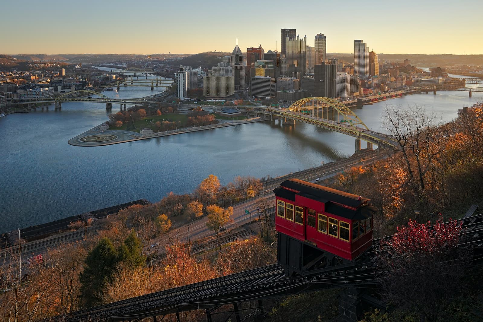 El horizonte del centro de Pittsburgh y el funicular de Duquesne al amanecer