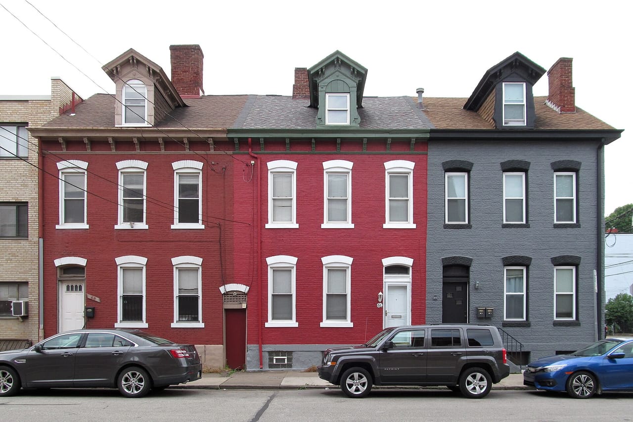 Casas adosadas de ladrillo en el South Side de Pittsburgh